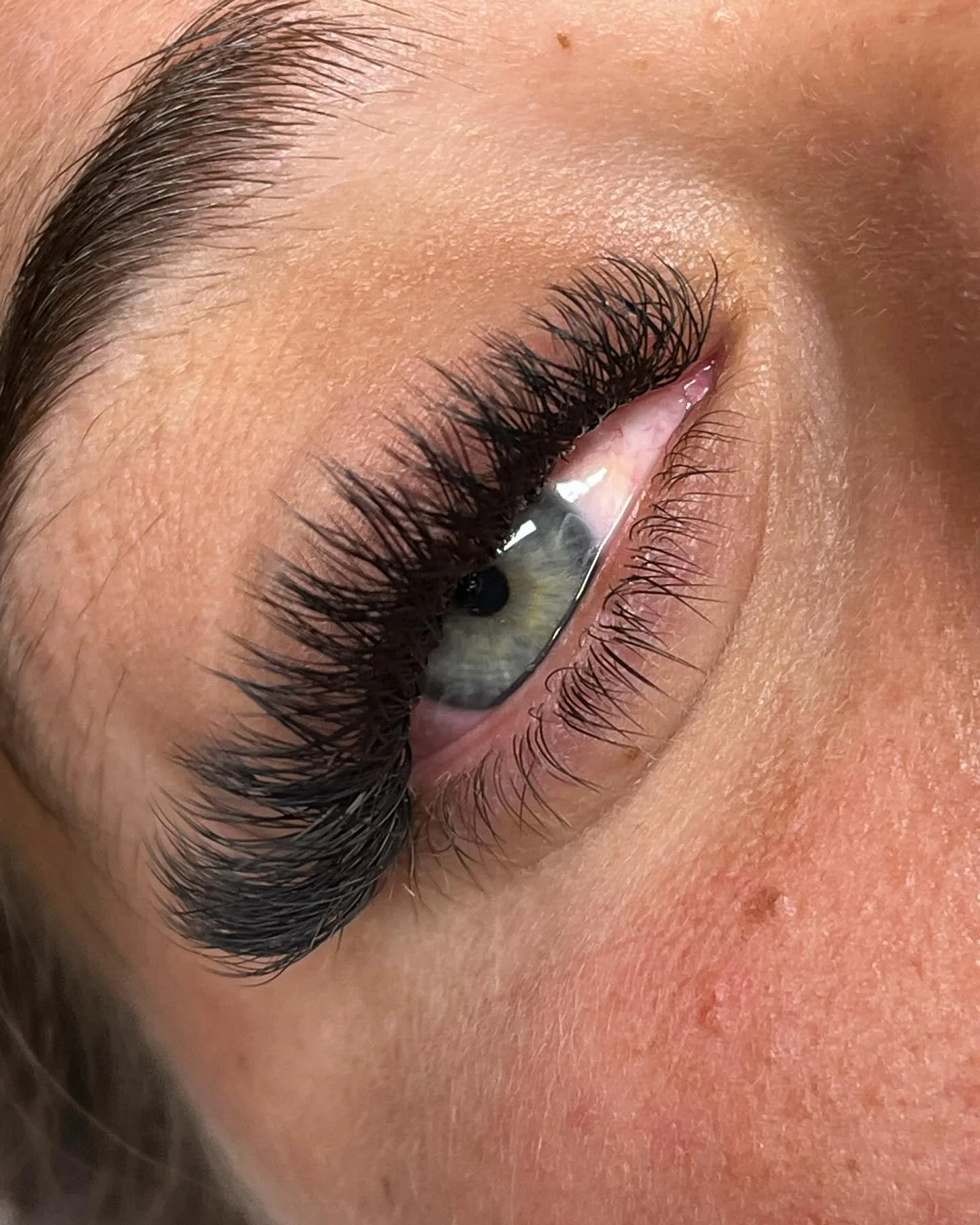 Extensão de pestanas com efeito cat eye