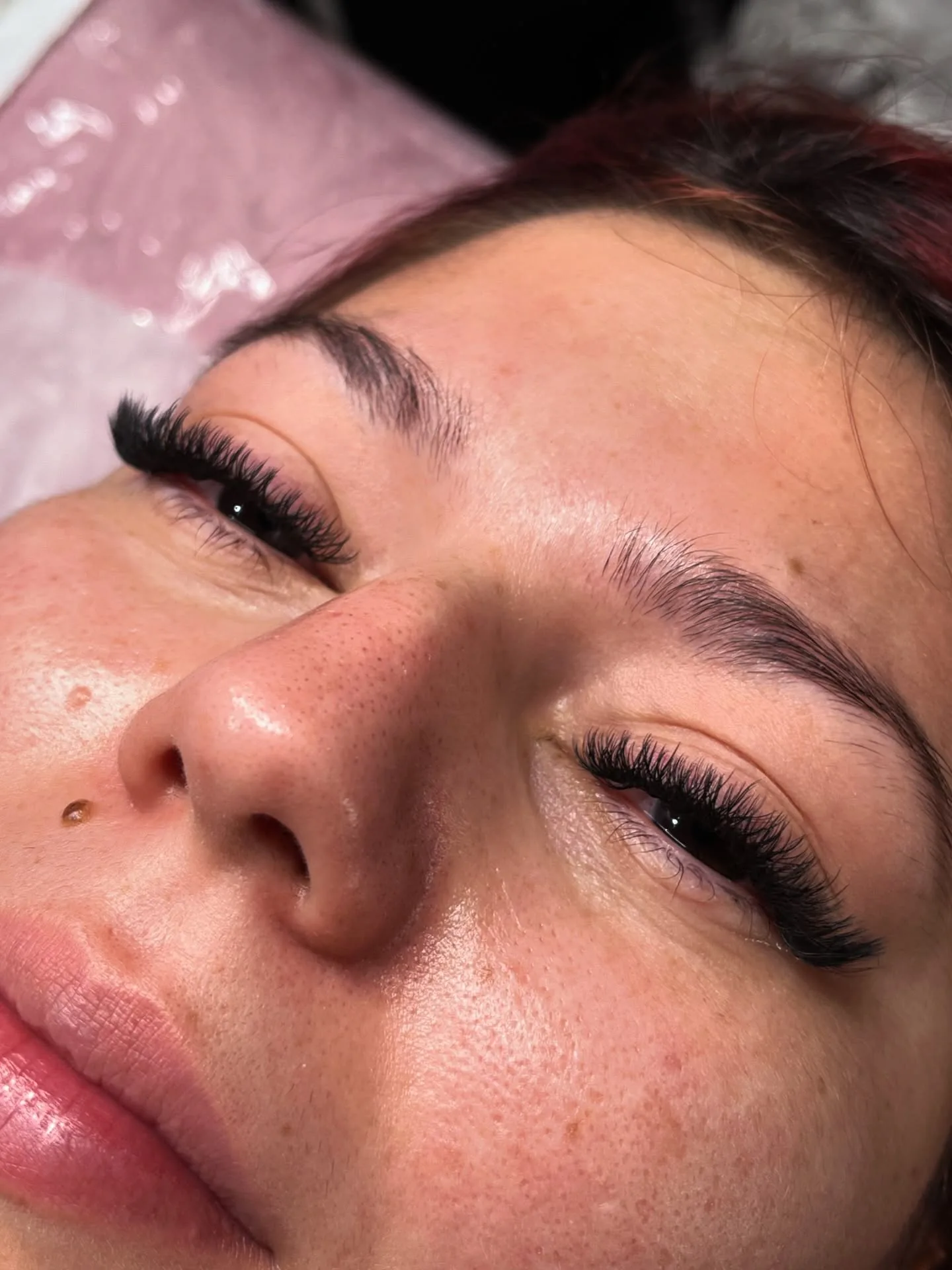 Extensão de pestanas de volume aplicada pela Tel Lashes